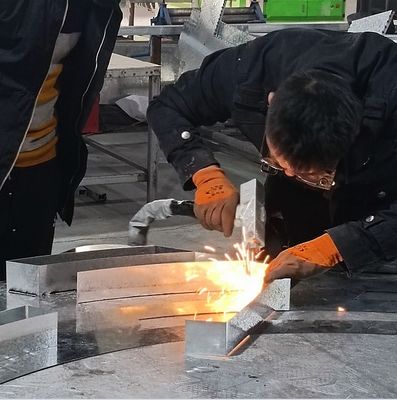 RAYCUS Macchina di saldatura laser a fibra portatile per tubi in lamiera di alluminio in acciaio inox