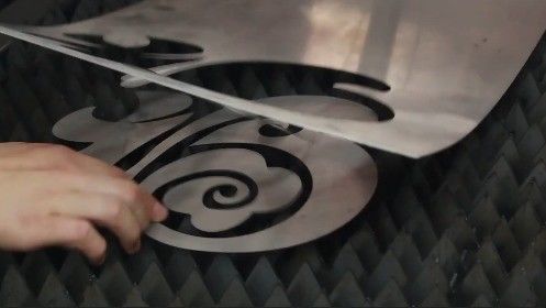 Macchina di taglio laser a fibra di metallo CNC 1500W con funzionamento a onde continue
