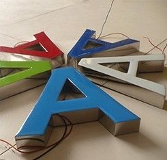Macchina di piegatura di lettere per canali acrilici Y13L per la realizzazione di segni laser 3D all'aperto