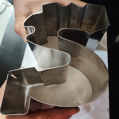 R6 Min.Angolo di piegatura Macchina di piegatura CNC per la produzione di lettere per canali pubblicitari