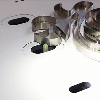 130 kg di peso 3D in acciaio inossidabile Lettere lucidante macchina con 2 kW di potenza del motore